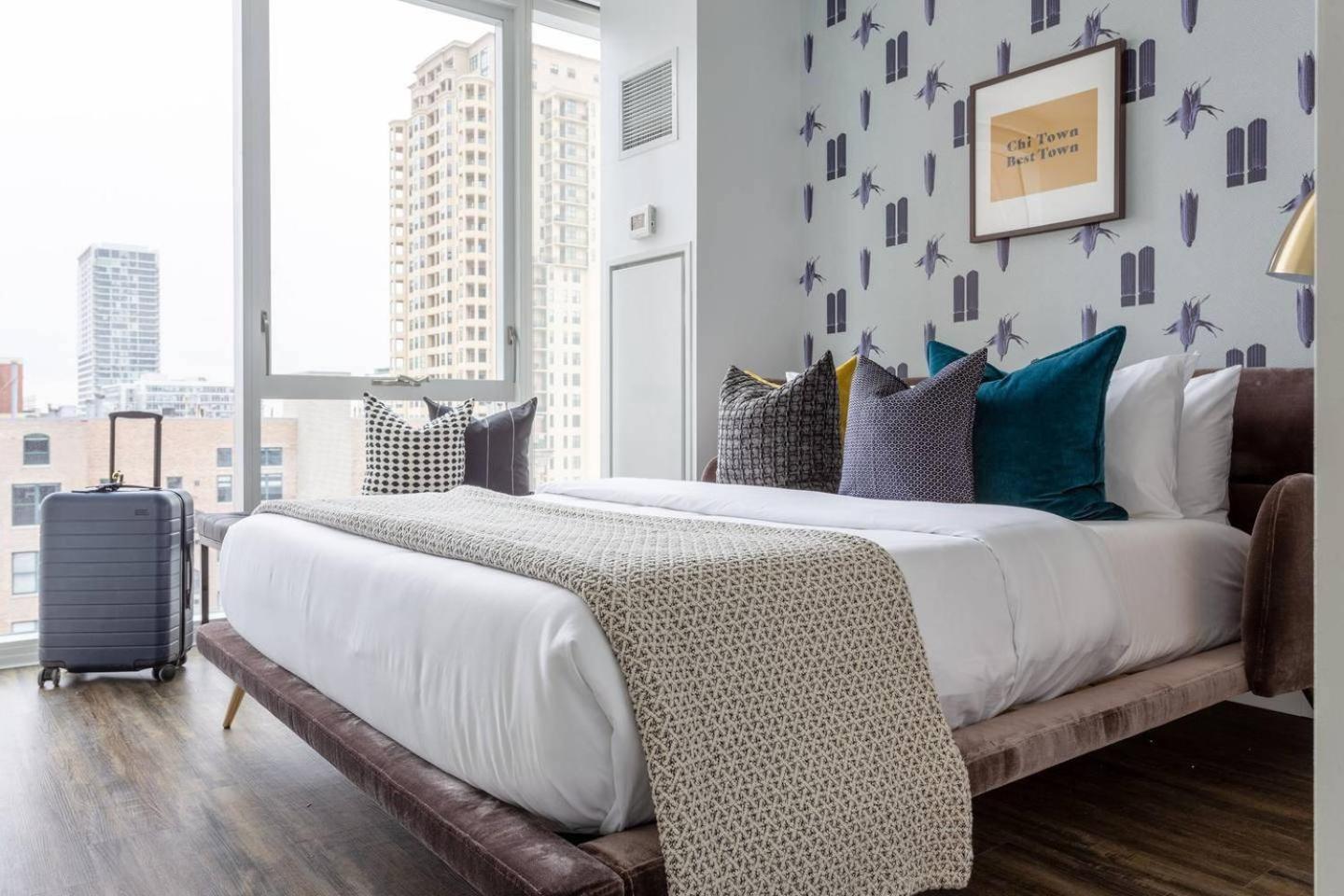 Gorgeous 2BR/2BA Apt near Shedd Aquarium by Domio! Main image 1