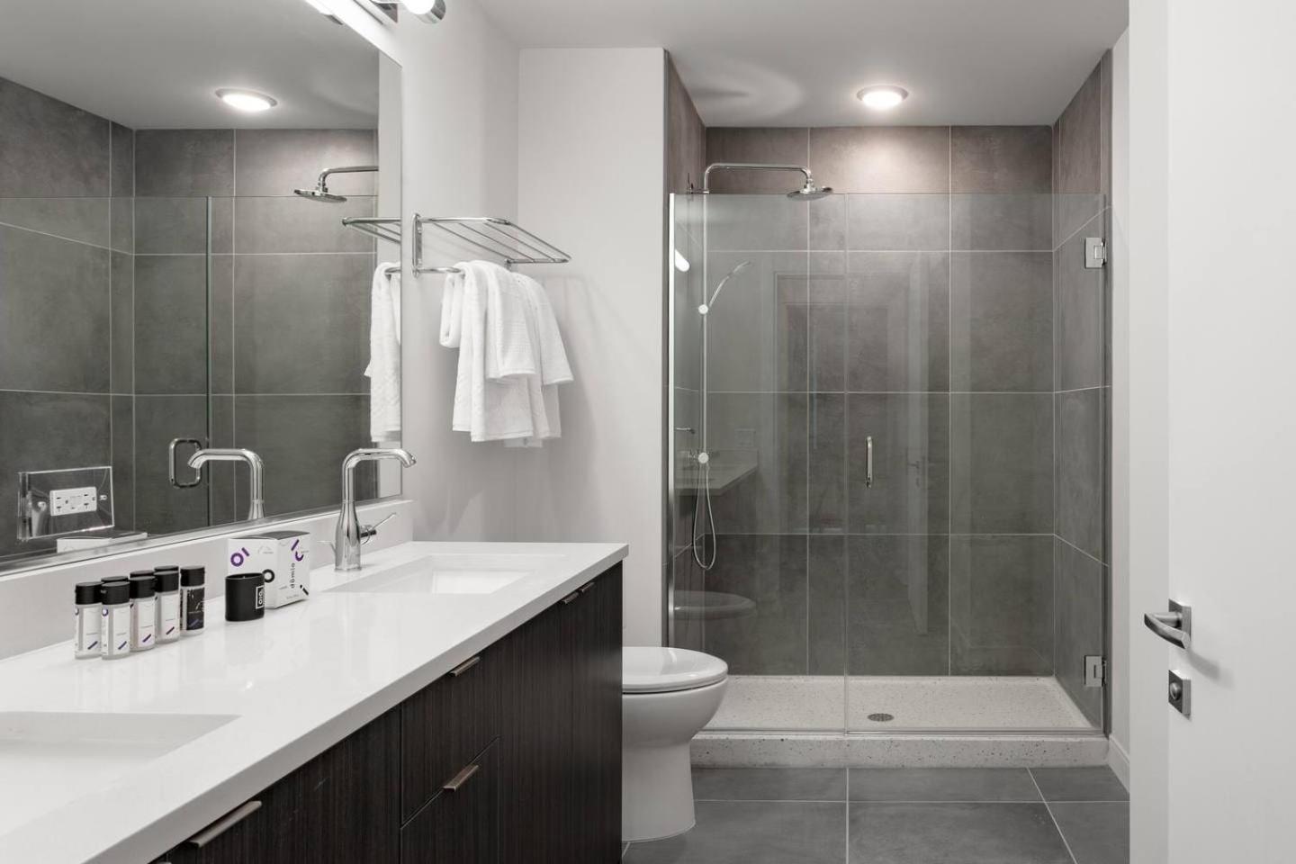 Gorgeous 2BR/2BA Apt near Shedd Aquarium by Domio! Main image 2